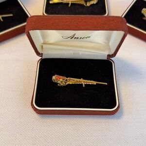 Vintage Anson Rifle Tie Clip Red Enamel Gold Tone NOS Original Box USA Accessory